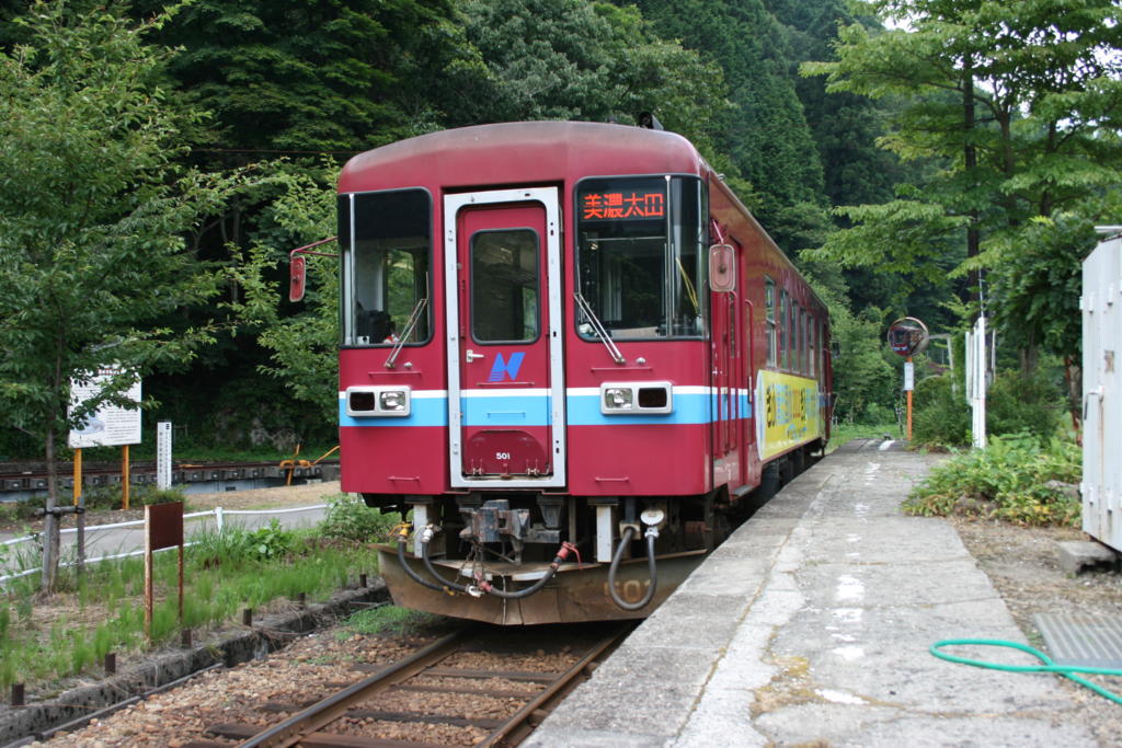 北濃駅に停車中の長良川鉄道の気動車