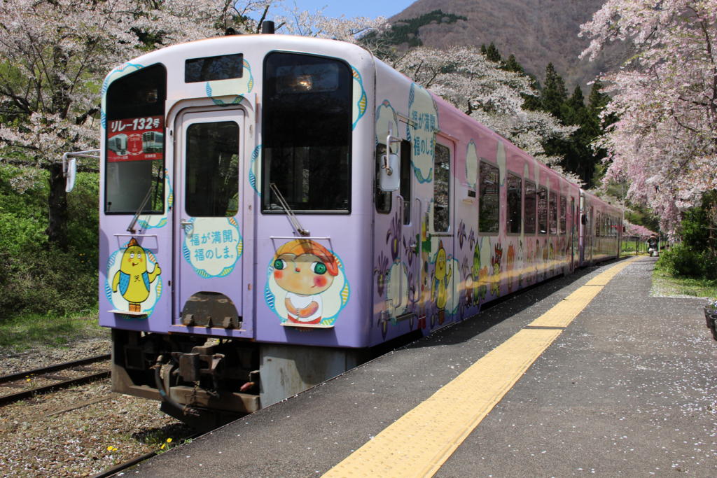 湯野上温泉駅に到着した普通列車