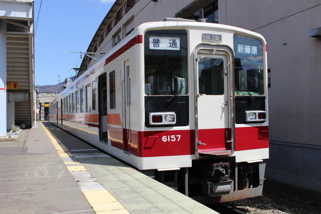 会津田島駅に停車中の東武6050系電車