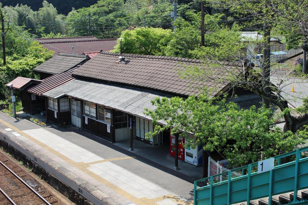 跨線橋から見た神戸駅の駅舎