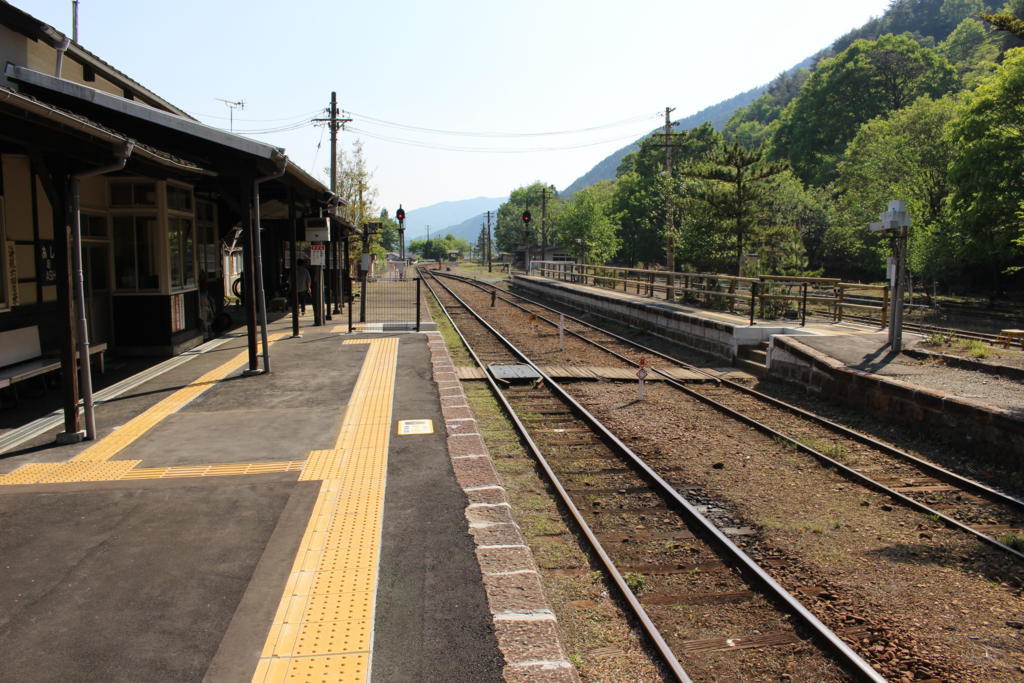 足尾駅のホームと構内踏切