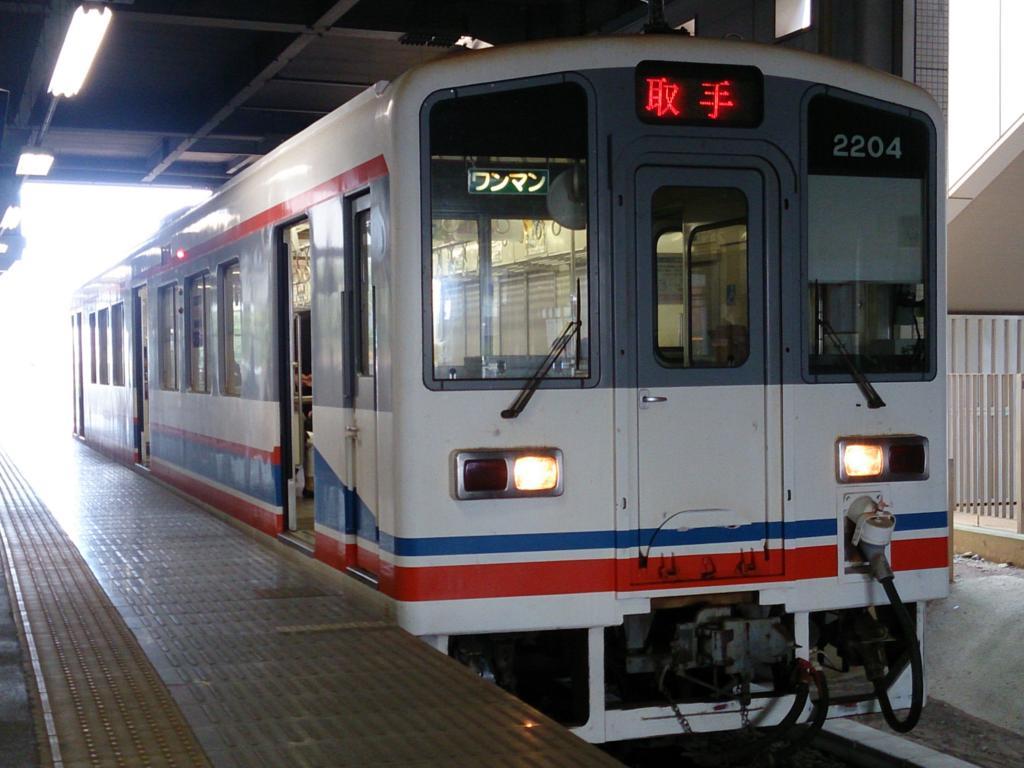 守谷駅に到着した単行気動車