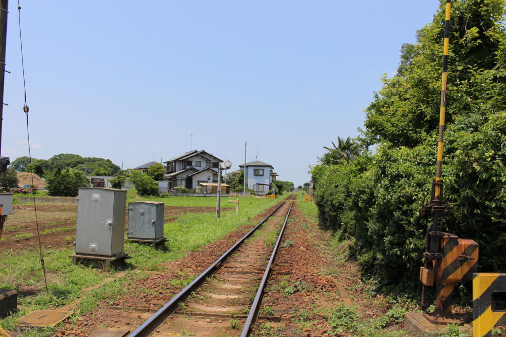 入地駅の踏切から