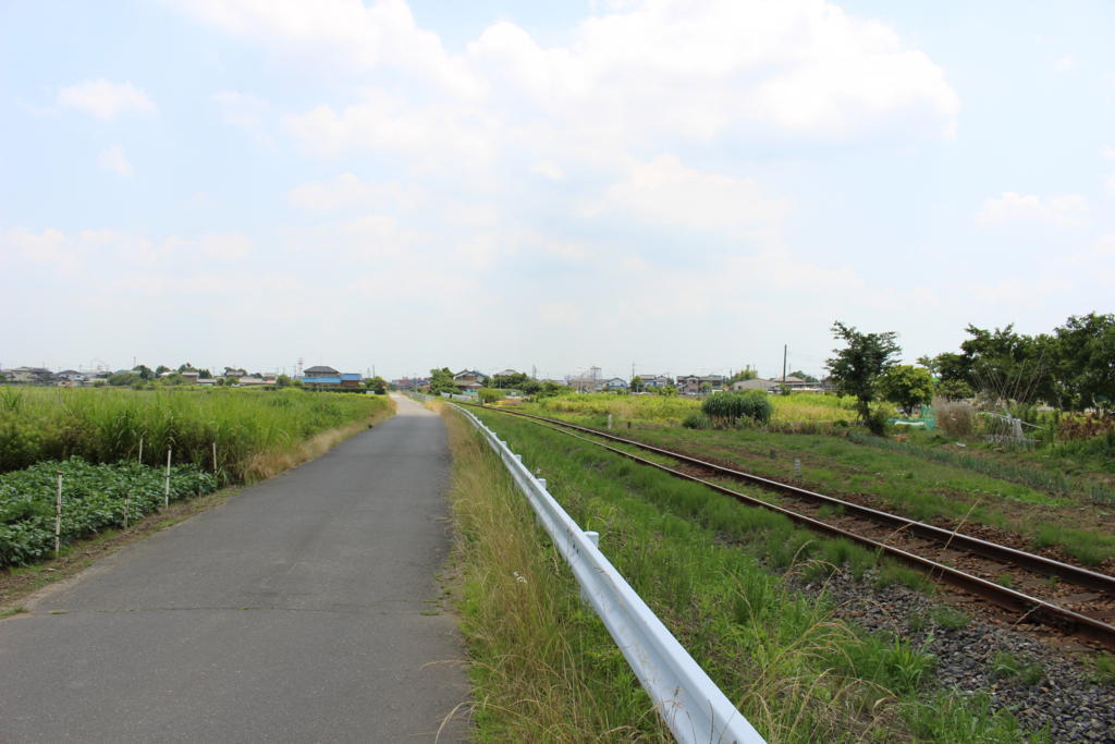 線路沿いの道