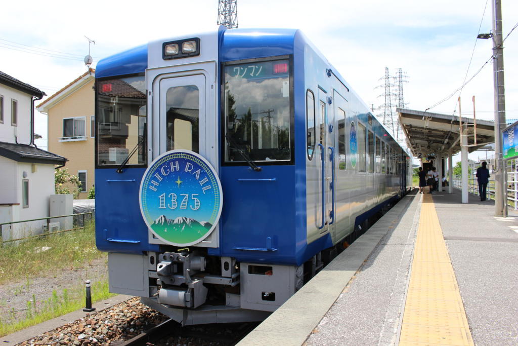 高原路線、小海線を走る観光列車「HIGH RAIL 1375」（JR東日本）