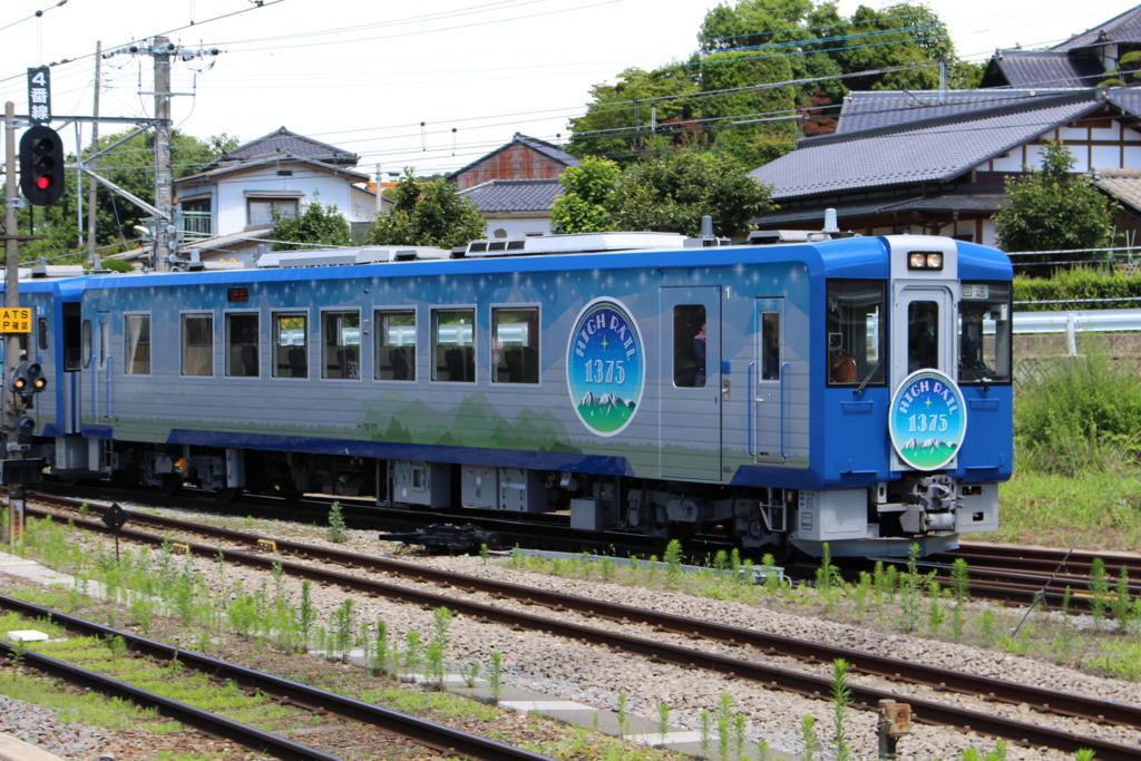 小淵沢駅に入線するHIGH RAIL 1375