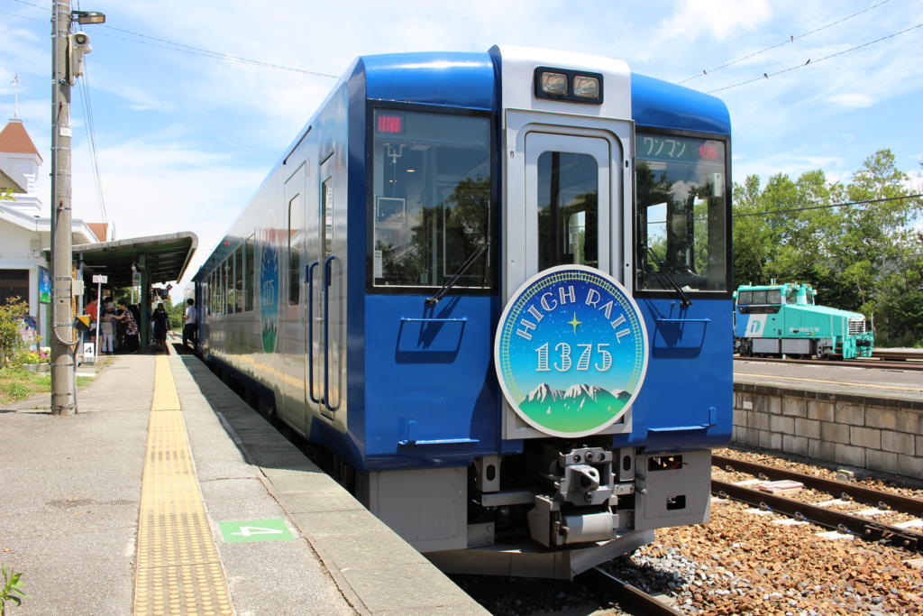 野辺山駅に停車中のHIGH RAIL 1号