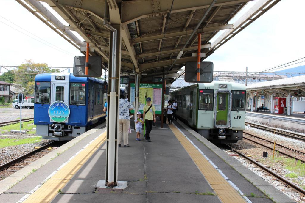 小諸駅で並ぶHIGH RAIL 1375と普通列車