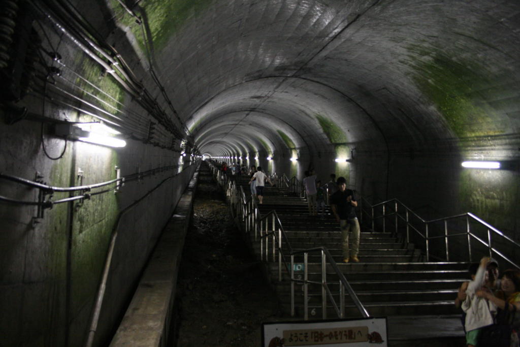 土合駅のホームから地上への長い階段