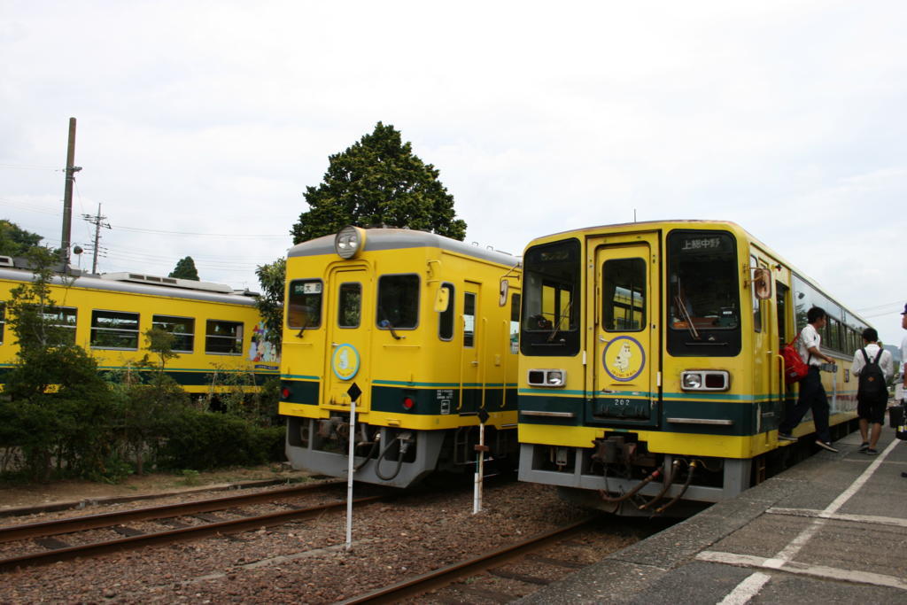 大多喜駅近くで待機するいすみ鉄道の気動車