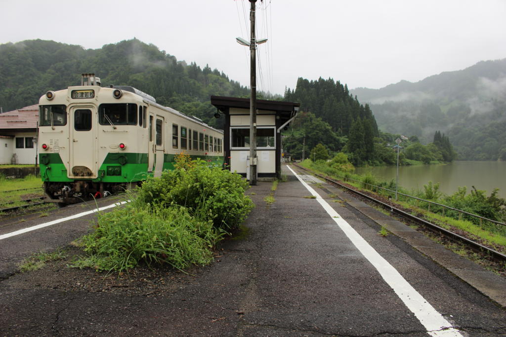 会津川口駅に停車中の只見線