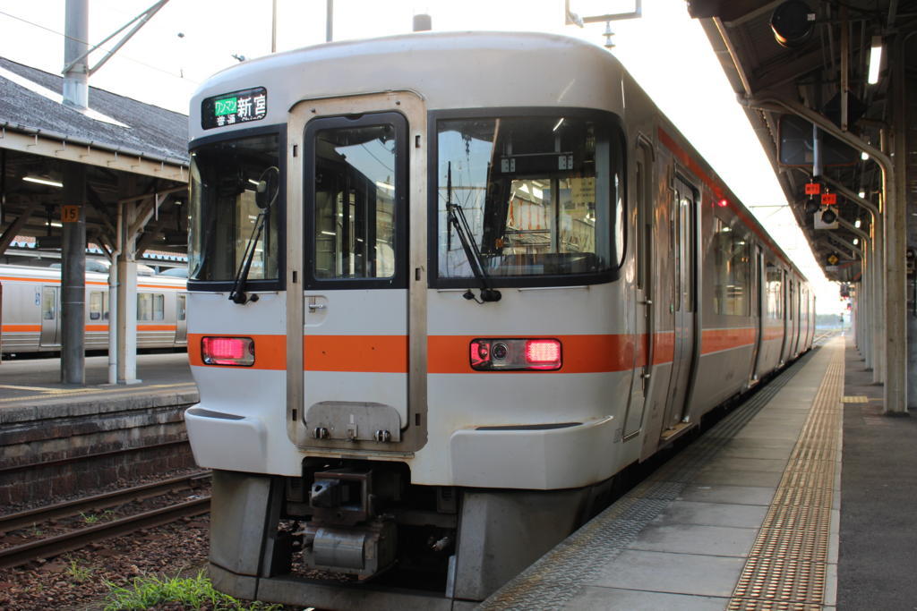 亀山駅で発車を待つ紀勢本線新宮行きの列車