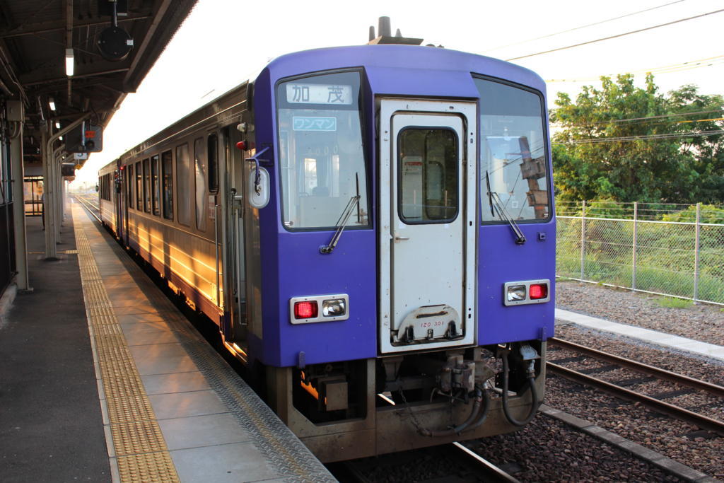 亀山駅に停車していた関西本線加茂行きの普通列車