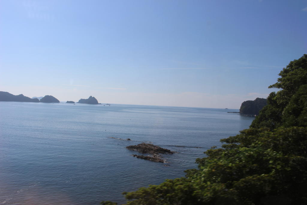 紀伊長島駅から先、熊野灘を左側に眺めながらの旅が続く