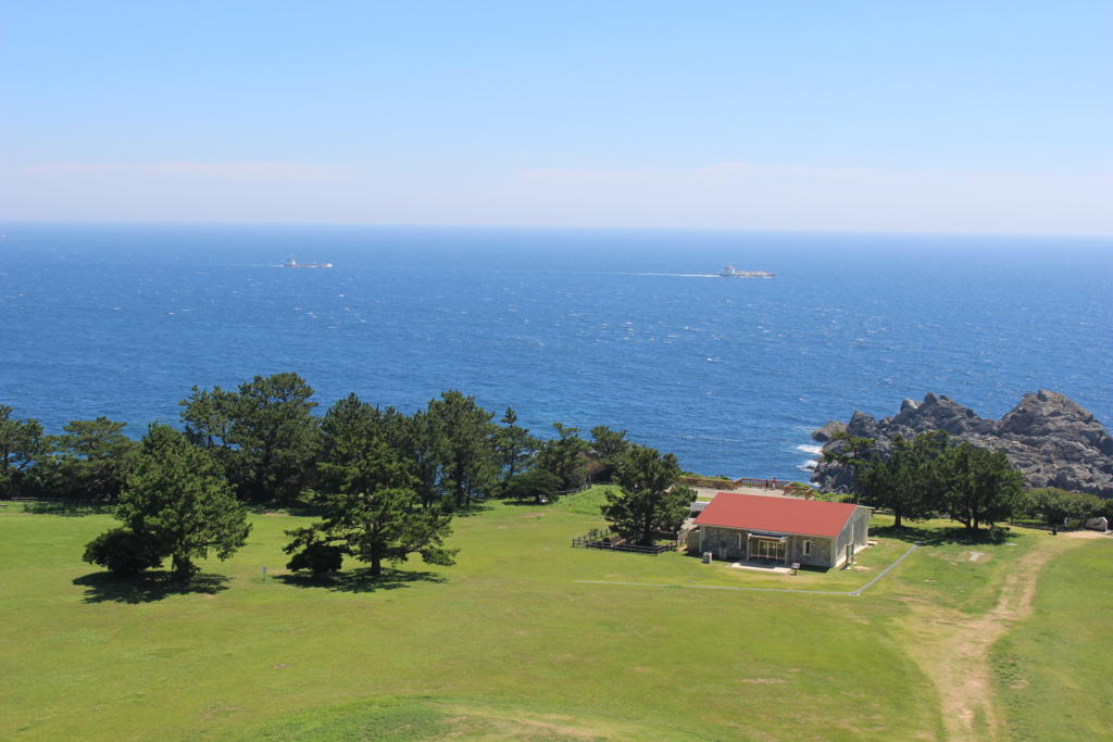 潮岬観光タワーから眺める太平洋と望楼の芝