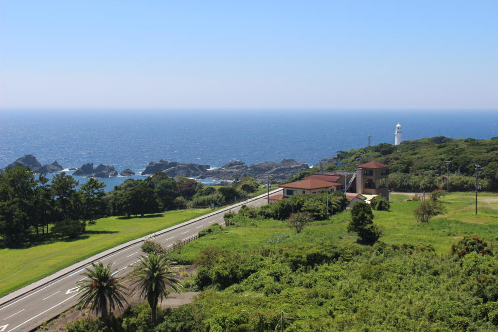 潮岬観光タワーからの太平洋と潮岬灯台の眺め