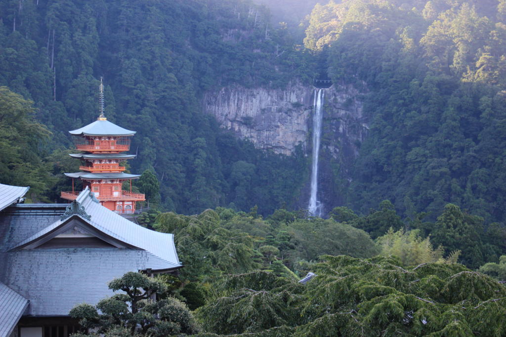 青岸渡寺の三重塔と那智の滝