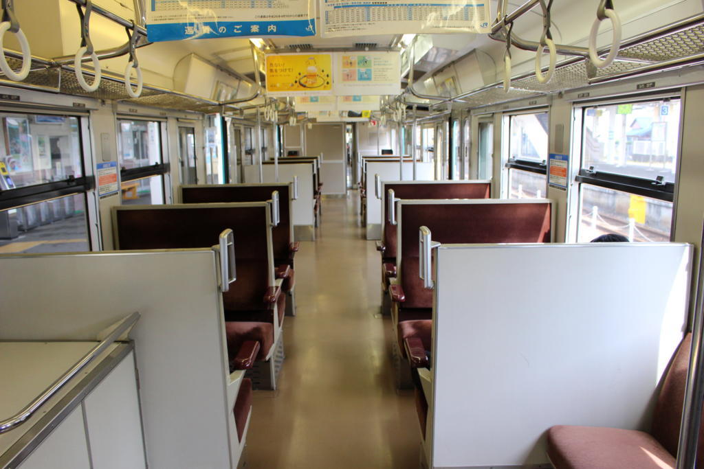 ボックスシートが並ぶ113系電車の車内