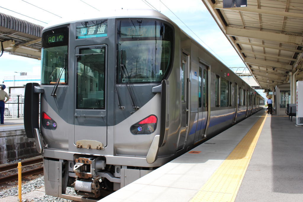 御坊駅で乗り換えた和歌山行きの225系電車
