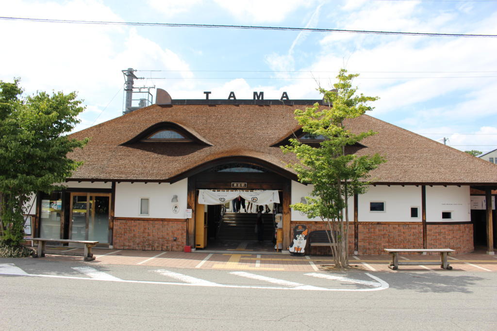 ネコの形をした屋根が特徴的な貴志駅の駅舎