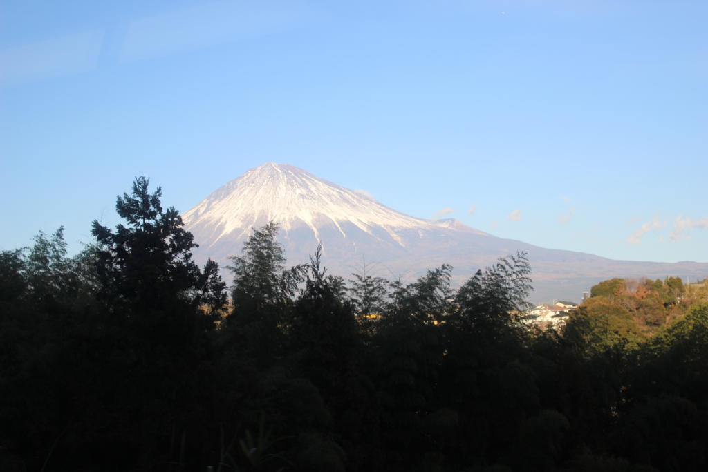 西富士宮の少し手前の車窓から撮影した富士山