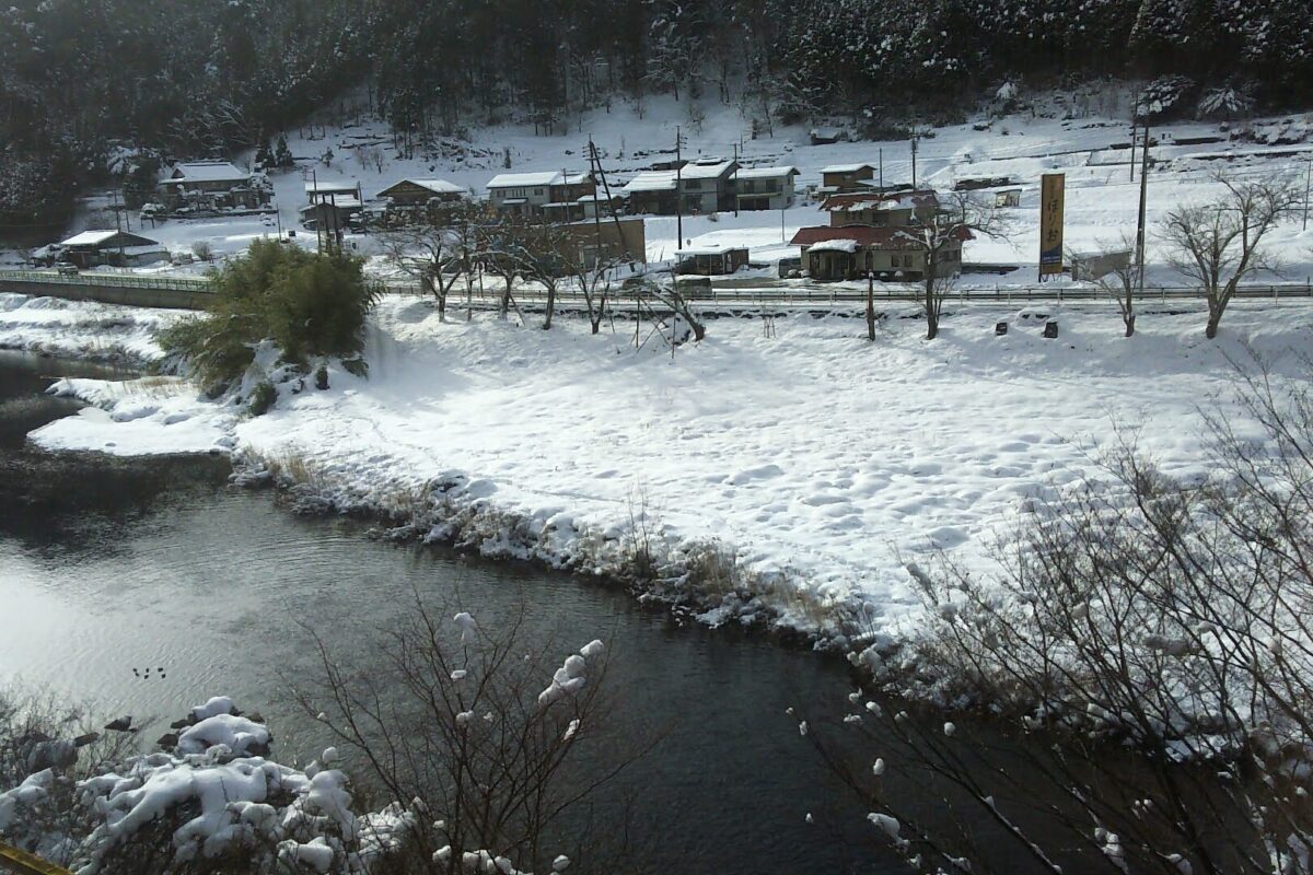 雪景色の高山本線の車窓