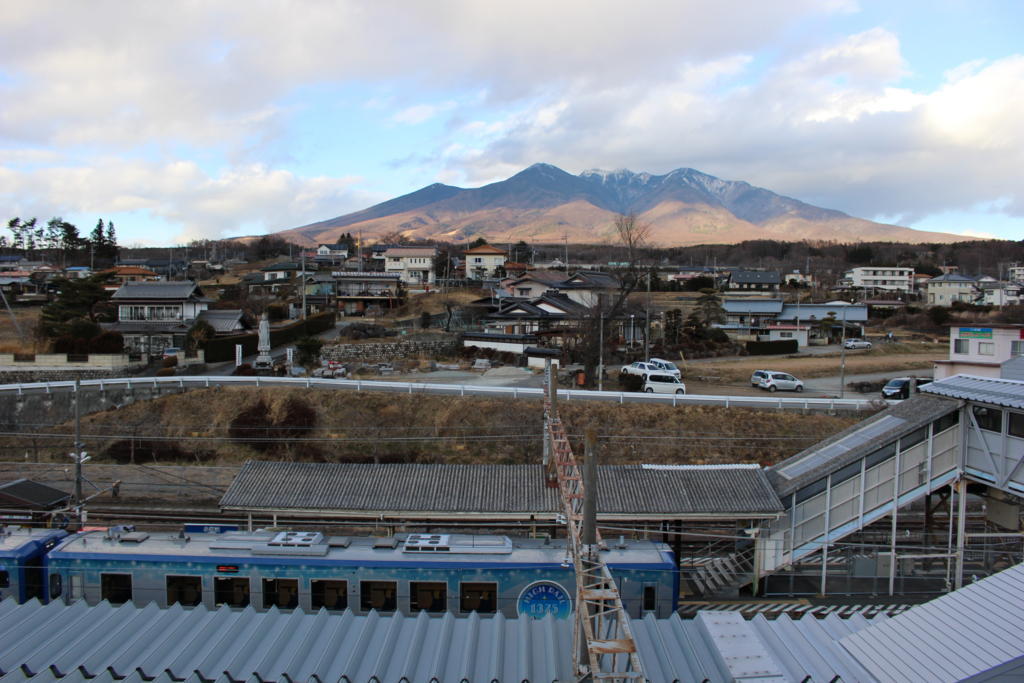 小淵沢駅の展望台から八ヶ岳を望む  HIGH RAIL 1375も入れてみました