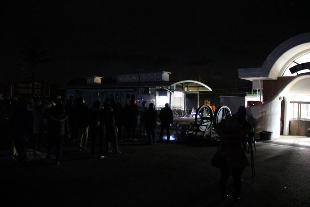 星空観察会の様子 野辺山駅前の広場は真っ暗です