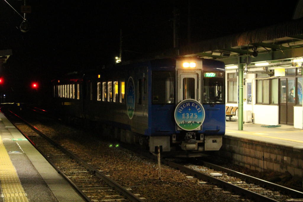 野辺山駅に停車中の「HIGH RAIL 星空」 夜汽車の雰囲気です