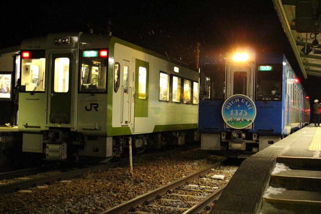 野辺山駅で上り列車と並ぶ「HIGH RAIL 星空」