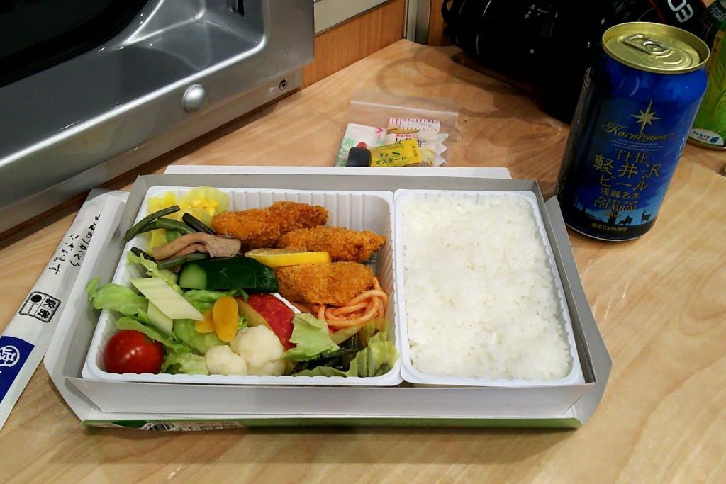 「高原野菜とカツの弁当」と「軽井沢ビール」で夕食タイム！