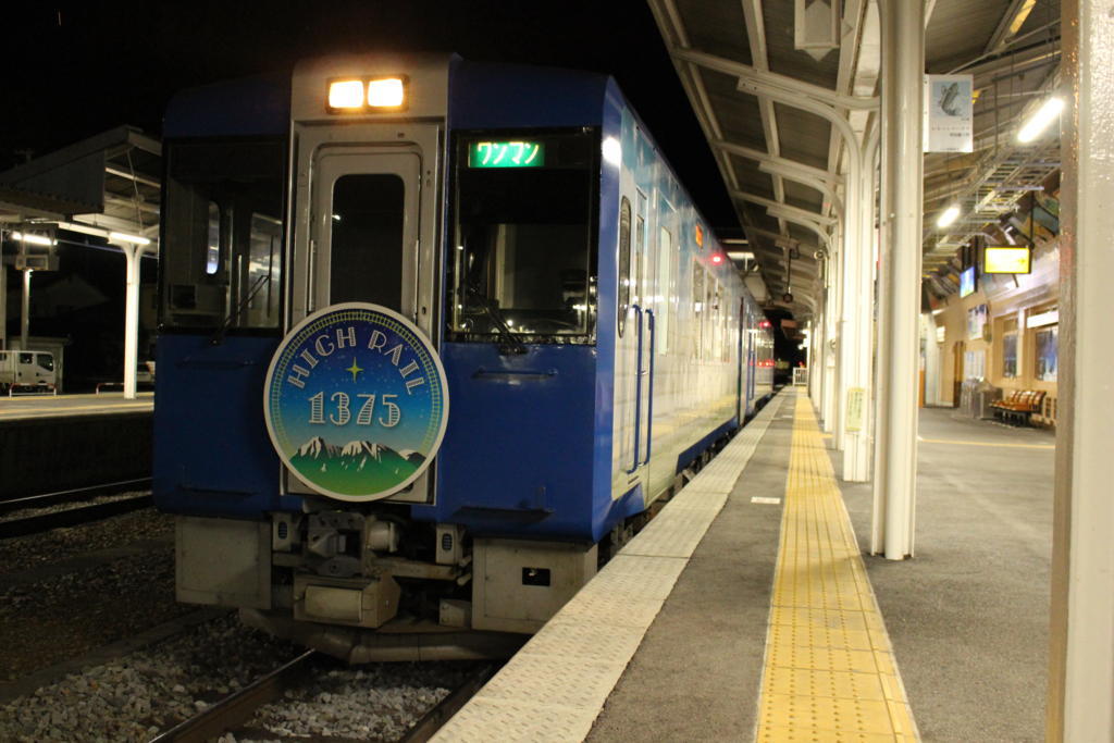 中込駅では7分停車　寒いのでほとんどの乗客はホームには出てきません