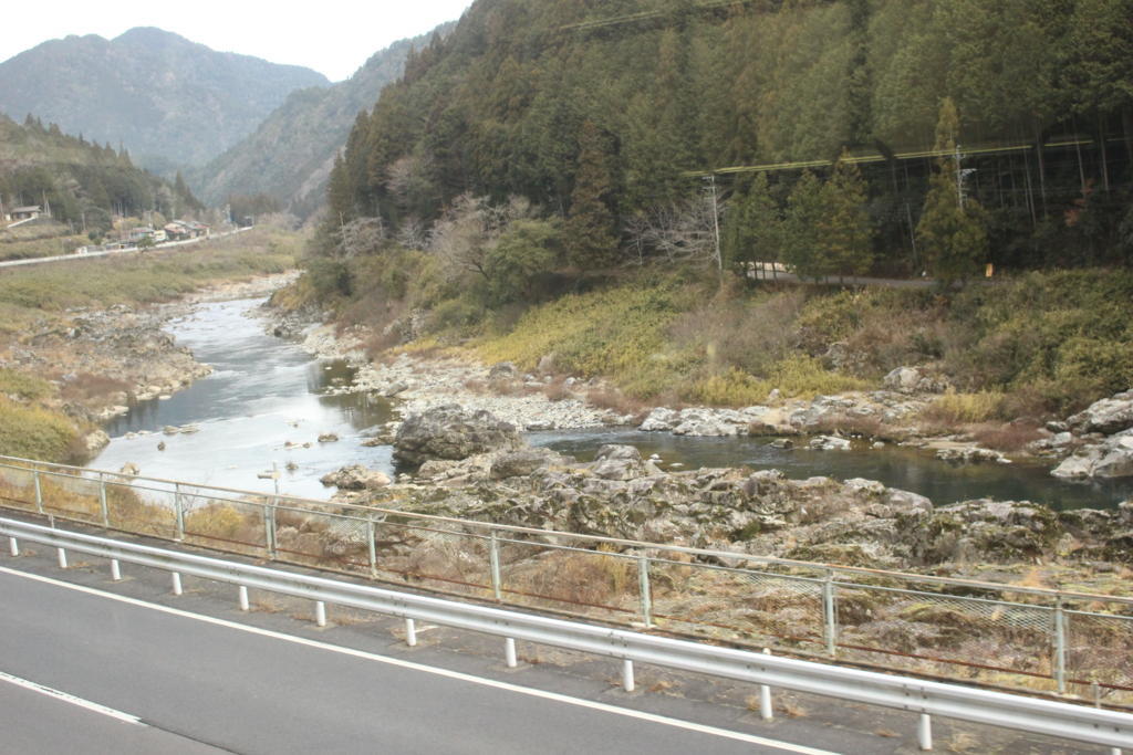 美濃太田駅を発車したあと高山本線の車窓に見える飛騨川