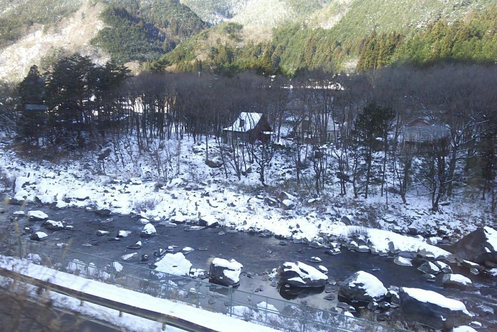 下呂駅を出ると雪が目立つようになってくる高山本線の車窓