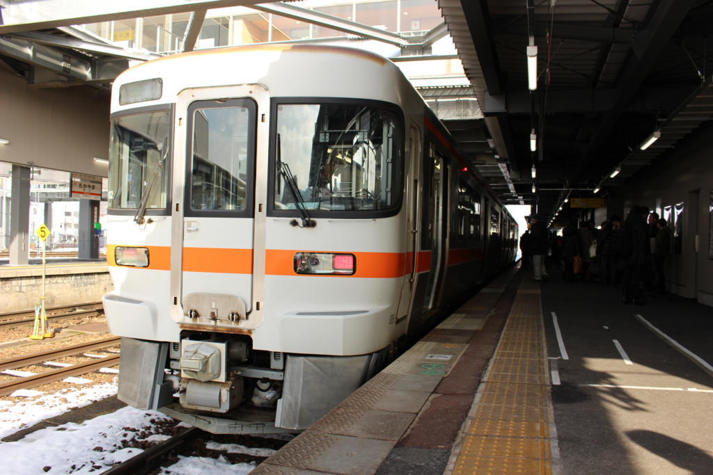 高山駅に到着した高山本線の普通列車