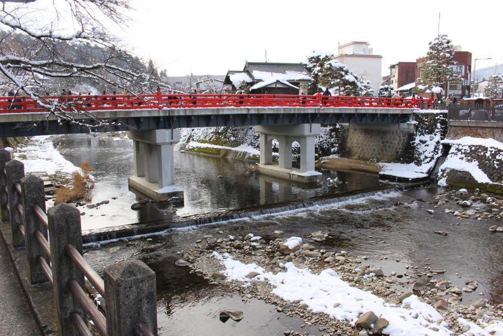 雪景色に赤い橋が目立つ「中橋」