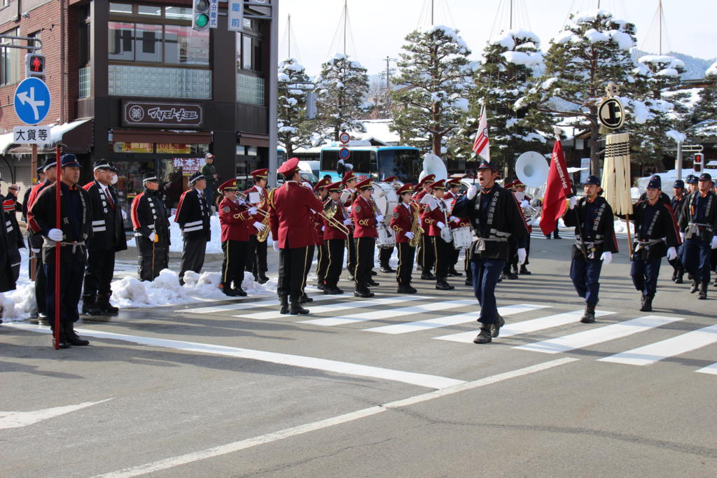 高山陣屋前を通過する消防出初式のパレード