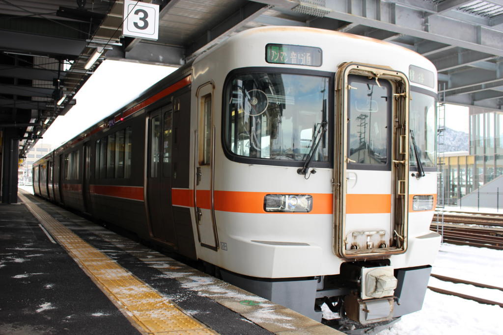 高山駅で発車を待つ猪谷行きの普通列車