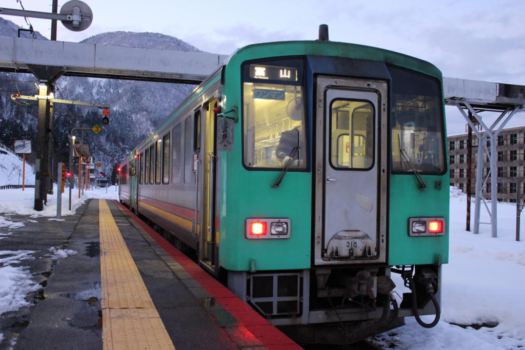 猪谷駅で発車を待つ富山行きのJR西日本の普通列車