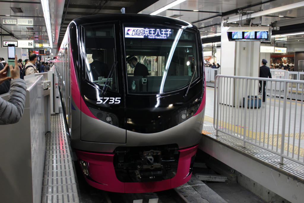 新宿駅の2番線に入線してきた京王ライナー1号