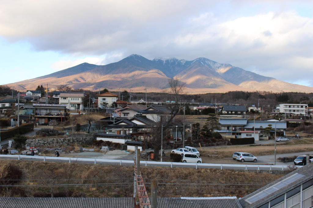 中央東線の車窓を彩る八ヶ岳の山々（小淵沢駅から撮影）