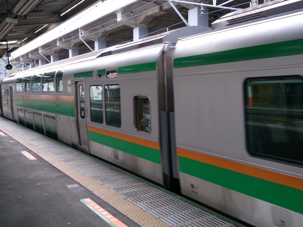 他線では終点で一旦ドアを閉めグリーン車を清掃する（東海道線 熱海駅）