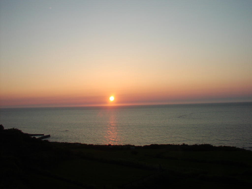 リゾートしらかみから眺める日本海に沈む夕日