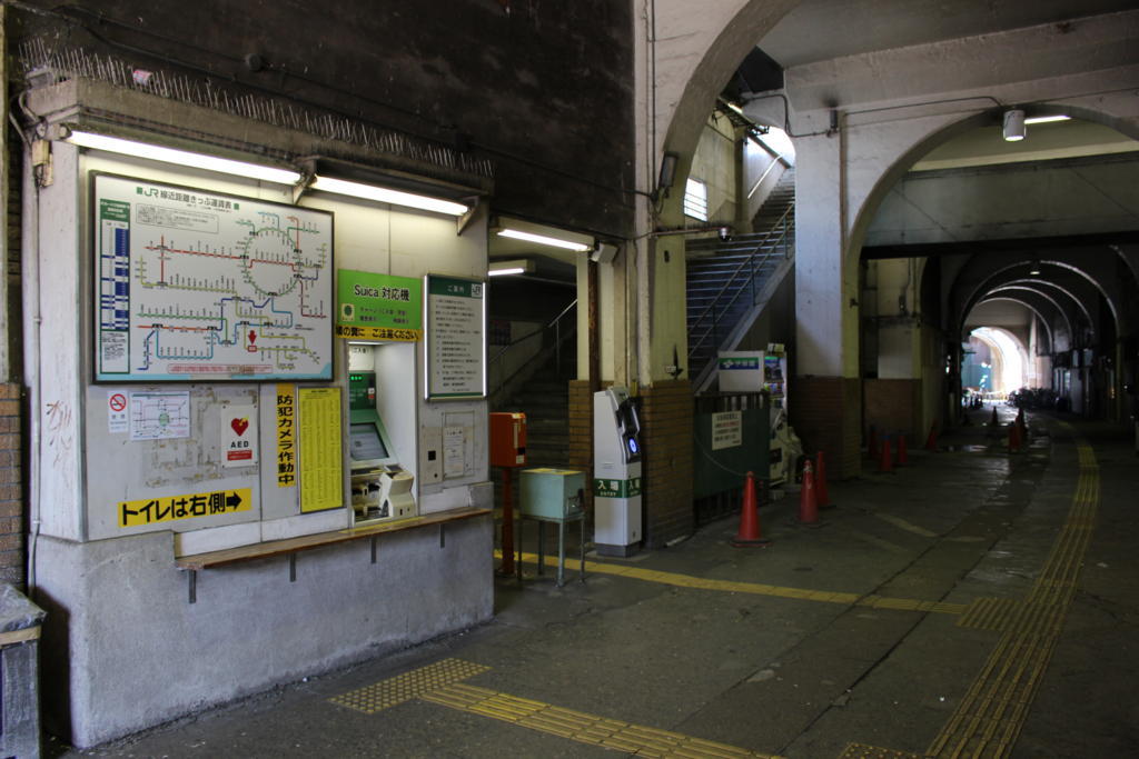 高架下にある国道駅の改札口　すぐに高架ホームへの階段があります