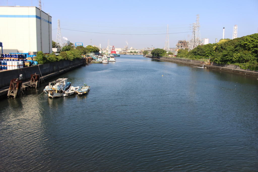 このあたりは埋立地　あちこちに流れる運河を渡ります