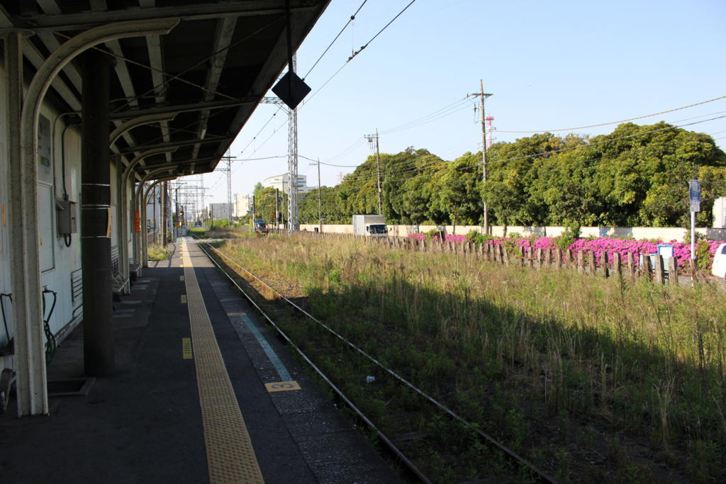 大川駅のホーム　土休日は1日3本のみ！ 夕方まで電車は来ません