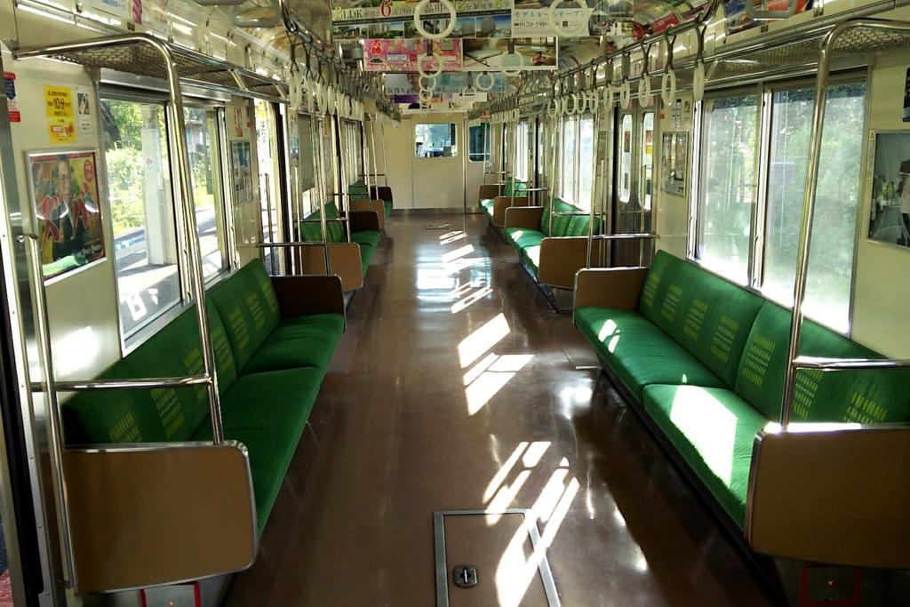 3両のうち2両は誰も乗っていない扇町行きの電車