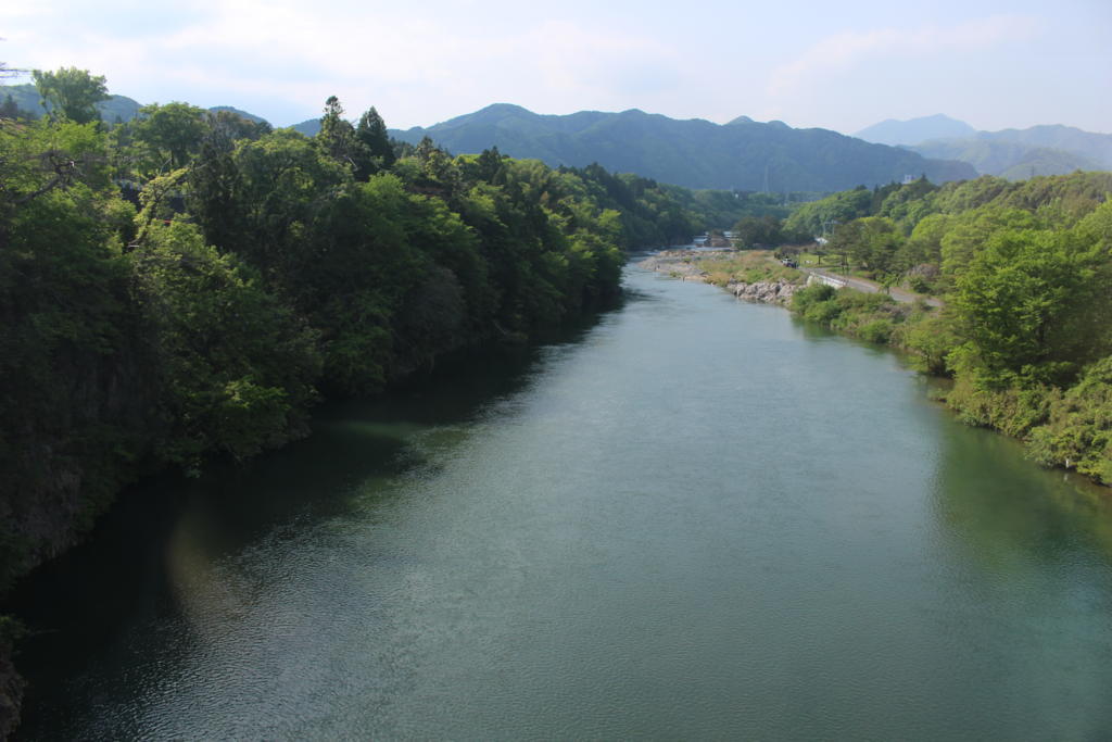 途中、三つの川を渡っていきます