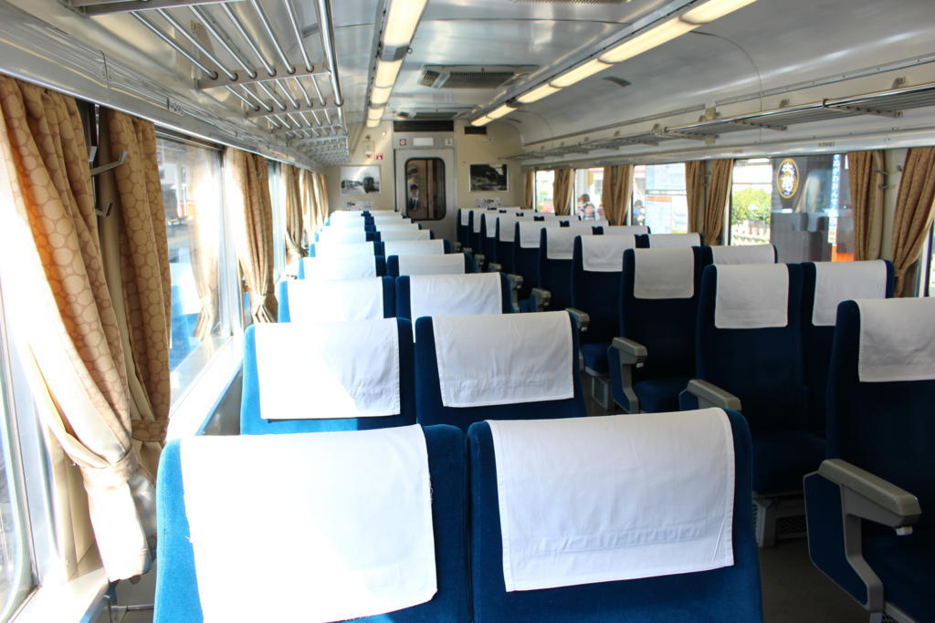 SL大樹の客車内　青色のクロスシートが並び国鉄時代を彷彿とさせます