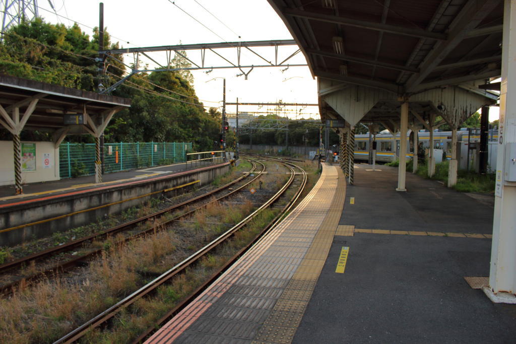 本線と海芝浦支線の分岐駅、浅野駅